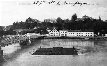Raft on the Inn in front of the Schlossberg