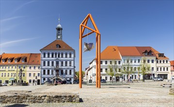 Steel sculpture on the market square with Paradise Fountain and town hall