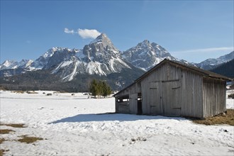 Hut in front of the Wetterstein Mountains with the Schneefernerkopf