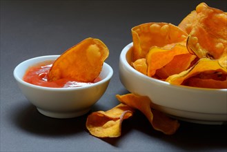 Sweet crisps and skin with tomato ketchup
