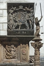 Wappentafel des ungarischen Koenigs Matthias Corvinius von 1488 und Skulptur der Justitia an der Rathaustreppe 1537
