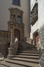Rathaustreppe aus der Fruehrenaissance 1537 mit Justitia an der Turmseite des alten Rathauses