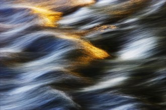 Flowing water with light reflections