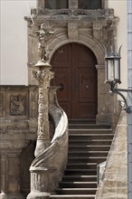 Rathaustreppe aus der Fruehrenaissance 1537 mit Justitia an der Turmseite des alten Rathauses