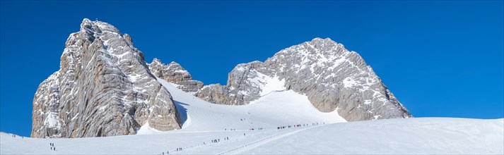 Ski tourers on the way to the Dachstein