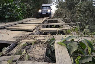 Off-road vehicle in front of a broken wooden bridge on the Transpantaneira