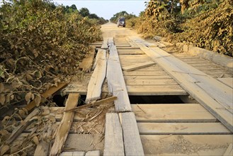 Broken wooden bridge on the Transpantaneira