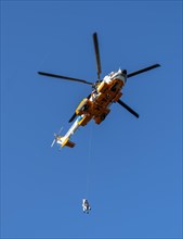 Two doctors are roped down from a helicopter onto a cruise ship. Corona tests are to be carried out in the Atlantic Ocean at the height of Argentina. Dangerous due to strong winds