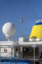 Two doctors are roped down from a helicopter onto a cruise ship. Corona tests are to be carried out in the Atlantic Ocean at the height of Argentina. Dangerous due to strong winds