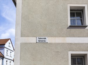 Bilingual street sign of Toepferstrasse on a house wall