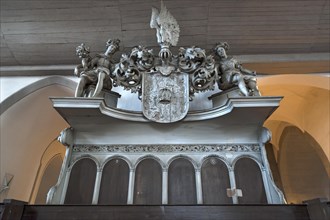 Quadripartite city coat of arms and figures above the 17th century Goerlitz council stalls. Parish church of St. Peter and Paul