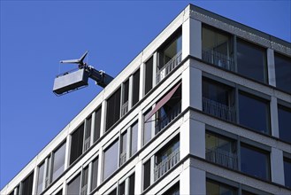 Apartment block with facade lift