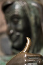 Worn thumb of the Till Eulenspiegel sculpture