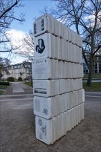 Eine Skulptur aus steinernen Druckplattemn erinnert im Buesingpark an Alois Senefelder