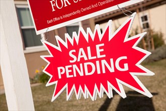 Red sale pending real estate burst sign