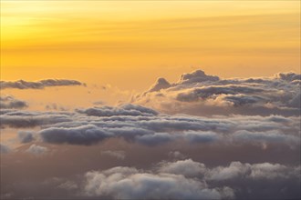 Wolkenmeer bei Sonnenuntergang auf dem Gipfel des Haleakala Vulkan