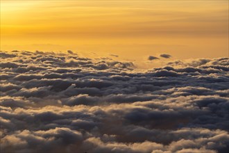 Wolkenmeer bei Sonnenuntergang auf dem Gipfel des Haleakala Vulkan