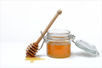 Bienenhonig in Glas und Honigloeffel