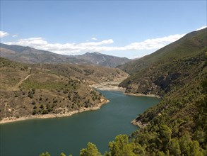 Stausee des Rio Guadalfeo bei Orgiva in der suedspanischen Provinz Granada
