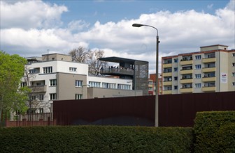 Blick vom Friedhof der Sophiengemeinde auf die Gedenkstaette Berliner Mauer