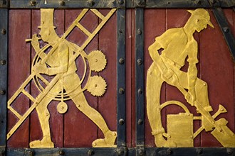 Historical figures on the door to the Ratskeller representing crafts