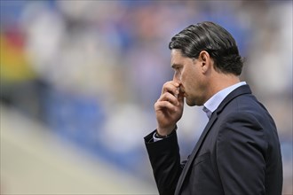 Coach Gerardo Seoane Bayer 04 Leverkusen gesture grabs his nose