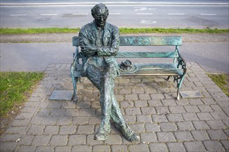 Statue of poet Patrick Kavanagh by the artist John Coll at the Grand Canal on Mespil Road. Dublin