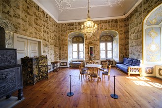 Ladies' Salon