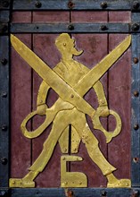 Historical figure on the door to the Ratskeller representing the tailor's trade