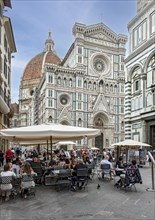 Outdoor restaurant in front of Florence Cathedral
