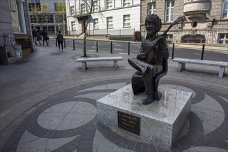 Vera Klutes enchanting statue of Irish folksinger Luke Kelly in Dublin. Dublin
