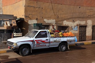 Fruit seller with pickup truck