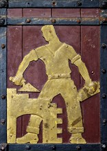 Historical figure on the door to the Ratskeller representing the mason's trade