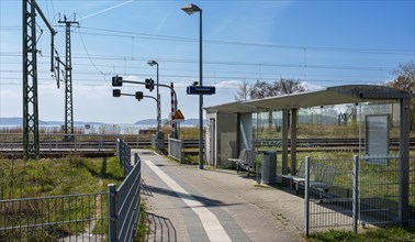 Lietzow railway station and platform