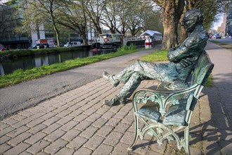 Patrick Kavanagh statue by the artist John Coll at the Grand Canal on Mespil Road. Dublin