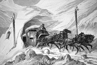 Pferdekutsche faehrt durch einen Schneetunnel auf dem Albulapass