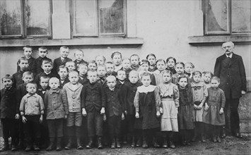 Class photo of a school class with boys and girls
