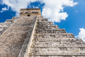 Mayan el castillo pyramid at the archaeological site in chichen itza