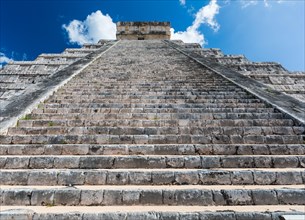 Mayan el castillo pyramid at the archaeological site in chichen itza