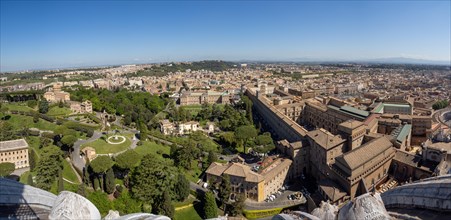 Ausblick von der Kuppel der Basilika San Pietro oder Petersdom auf die Vatikanischen Museen und die Vatikanischen Gaerten