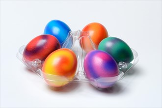 Gefaerbte Eier in Plastikverpackung