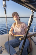 Junge Frau auf einem Boot