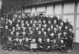 Class photo of a boy's class in 1910