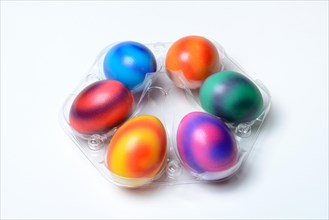 Gefaerbte Eier in Plastikverpackung