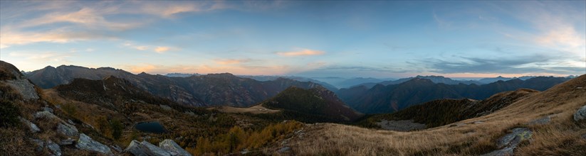Panoramablick ueber das Vall di Salei mit dem Laghett di Salei