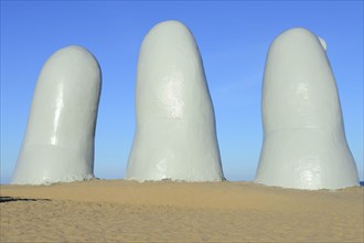 Three fingers of the sculpture La Mano