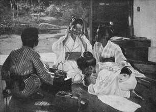 Japanische Frauen am Phonograph