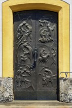 Metal gate with half reliefs