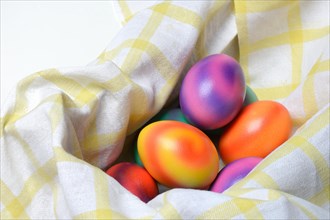 Gefaerbte Eier in Tuch