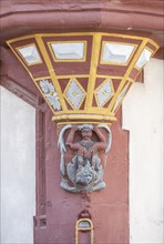 Wooden figure under the corner oriel of the Einhardhaus on the market square